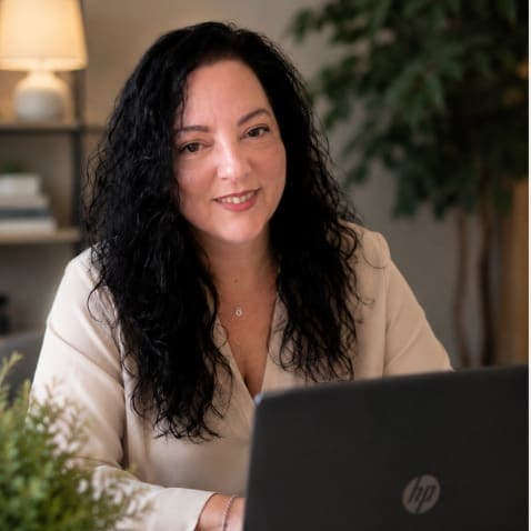 Eleni Kotsou | Strategic Email Funnel Architect